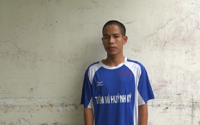 Bị mắng, thanh niên dùng dao đâm chết cha dượng ngay trên bàn nhậu