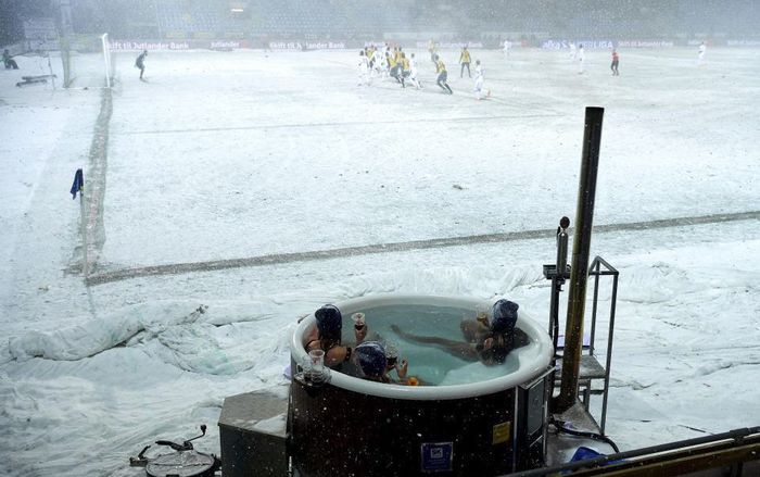 Sốc: 3 fan nữ tắm lộ thiên ngay trên sân bóng đá dưới trời tuyết