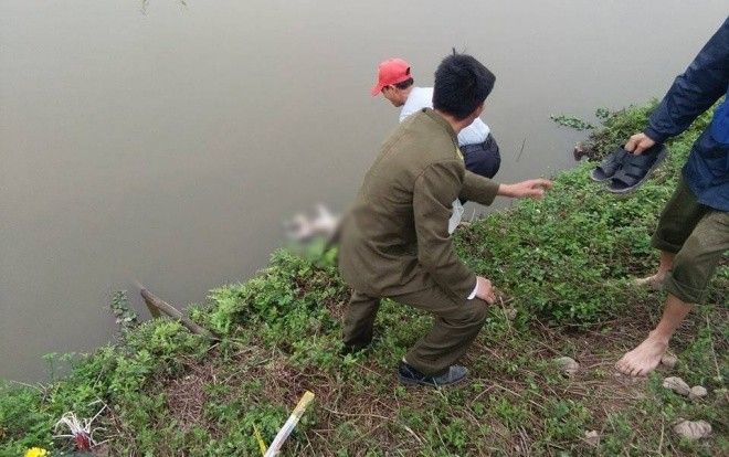 Bàng hoàng phát hiện thi thể bé sơ sinh nổi ở mương nước