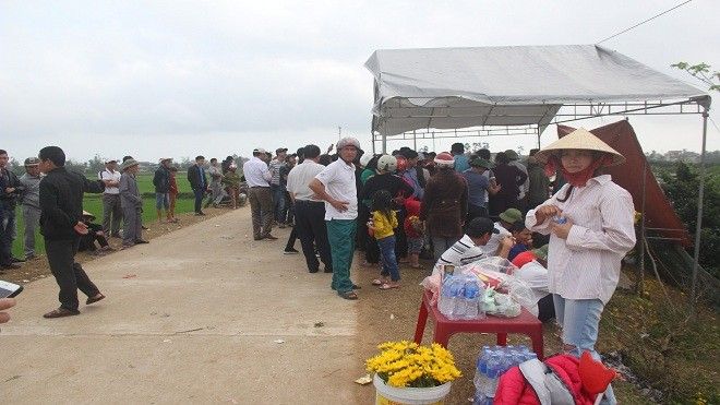 Vụ 'rắn thần' trên mộ bà ăn mày: Xã cắt điện, người dân lại mua nến về thắp sáng quanh mộ