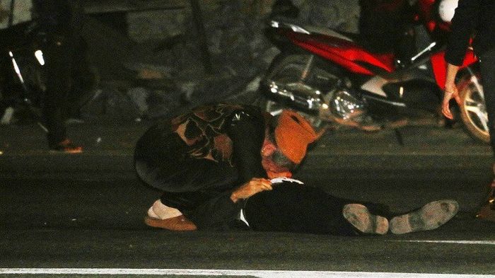 Cụ bà gào khóc đau đớn ôm thi thể chồng bị xe đâm tử vong