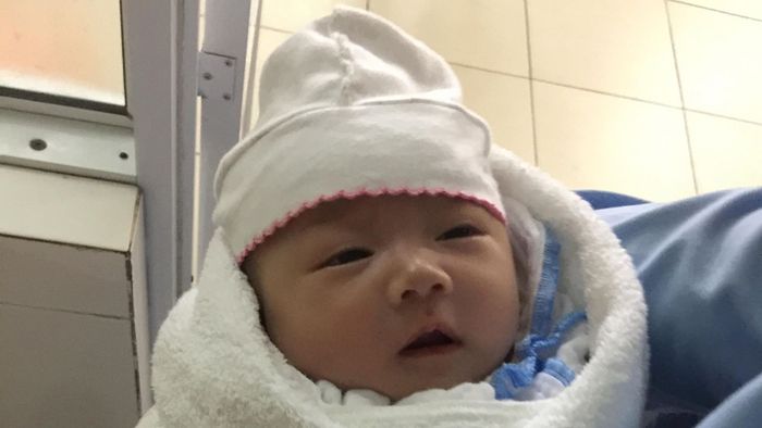 Người đàn ông mang bé gái 2 tháng tuổi đến bệnh viện, nhờ bế hộ để đi vệ sinh rồi mất tích