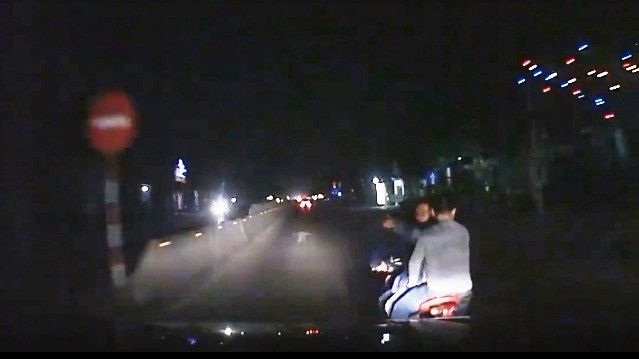 Sau va chạm, 3 thanh niên điều khiển xe máy lạng lách đánh võng yêu cầu ô tô dừng lại?