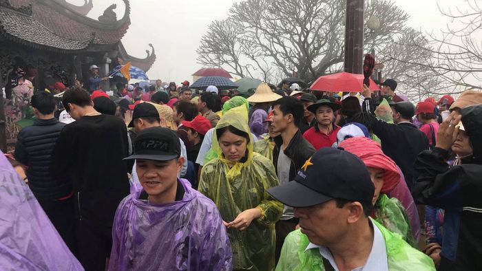 Hàng nghìn du khách mắc kẹt ở lối lên chùa Đồng Yên Tử