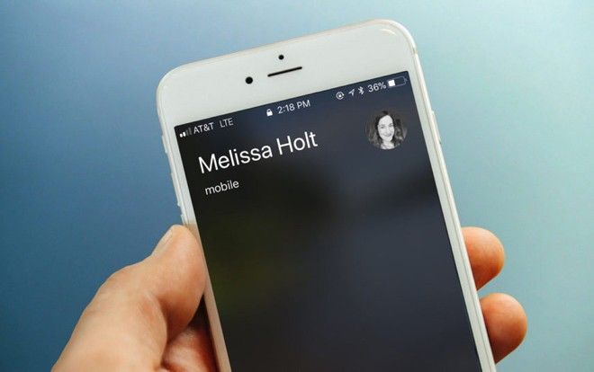 Đố bạn biết vì sao màn hình smartphone luôn tắt khi bạn nghe điện thoại?