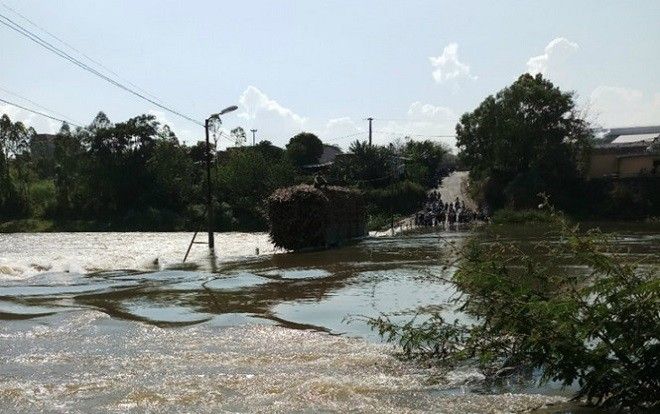 Cứu tài xế xe mía mắc kẹt giữa đập thủy điện xả lũ, một chiến sĩ công an bị nước cuốn trôi