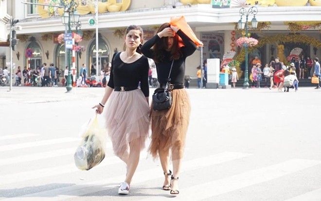 Đang mùa xuân bỗng nắng nóng như ngày hè, người Hà Nội mặc áo cộc ra đường