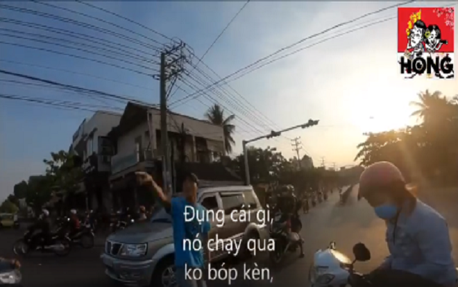 Clip gây bức xúc: Thanh niên thản nhiên ngồi trên xe phân khối lớn nhìn nạn nhân vừa bị mình tông ngã rồi bỏ đi