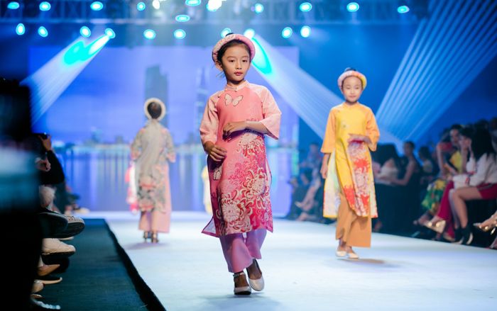 Con gái hoa hậu Ngọc Diễm diện áo dài do Ngọc Hân thiết kế, kiêu sa catwalk