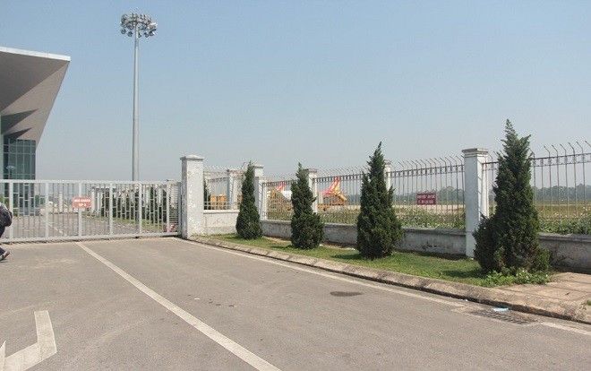 Nam sinh tâm thần đã vào được cửa máy bay bằng cách nào?