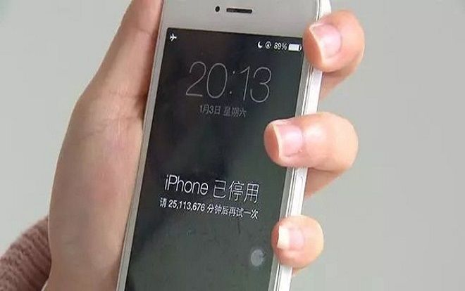 Cho con nhỏ nghịch điện thoại, bà mẹ ngỡ ngàng nhận thông báo máy bị khóa… 48 năm