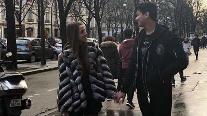 Cô gái Tây xinh đẹp đăng ảnh nắm tay cực tình cảm với Hiếu Nguyễn