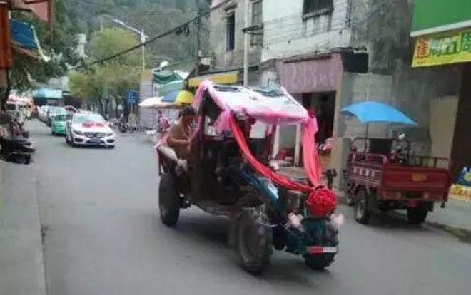 Rước dâu bằng ô tô 'xưa rồi diễm ơi', giờ phải rước bằng máy kéo mới 'truất'