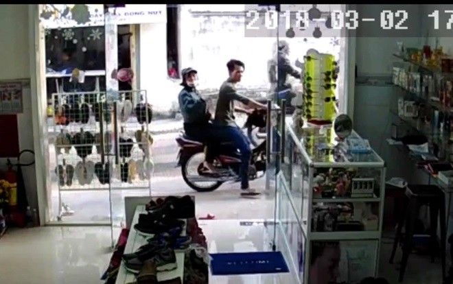 Giữa ban ngày, cặp nam nữ ung dung vào cửa hàng giật điện thoại trên tay bé gái rồi leo lên xe tẩu thoát