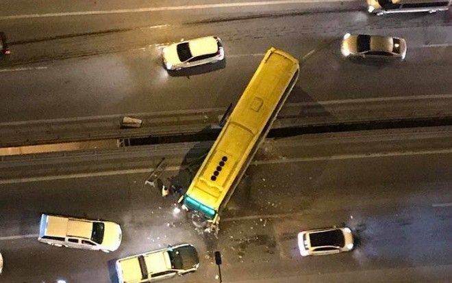 Xe khách chở 20 người mất lái tông xuyên hai làn cầu cạn, chắn ngang đường trên cao