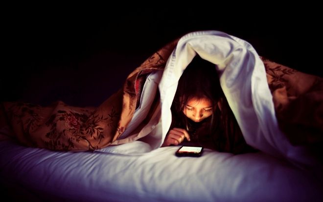 Hay dùng điện thoại ban đêm, nhớ làm 5 điều này kẻo ảnh hưởng sức khỏe