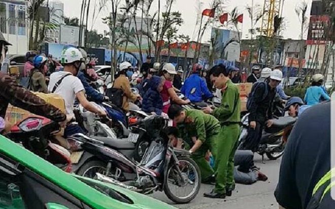 Tài xế xe khách lạng lách đánh võng, hành hung công an