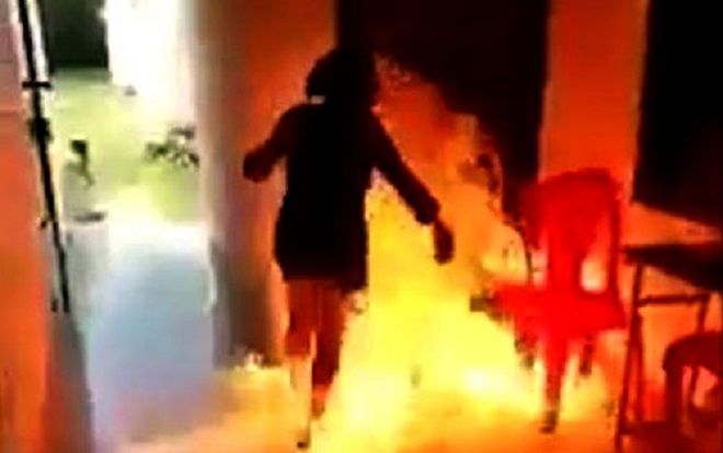 Ghen tuông vô cớ, phóng hỏa bất thành liền vác dao chém vợ