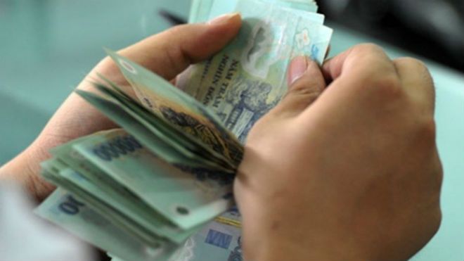 Làm giả sổ tiết kiệm, cặp đôi đồng tính đến ngân hàng rút tiền thì bị phát hiện