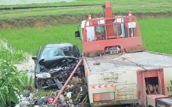 Ô tô nát bét sau va chạm với xe cứu hộ, 2 phụ nữ tử vong, 5 người trọng thương