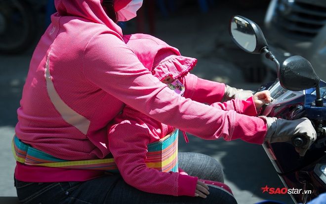 Sài Gòn dưới cái nắng đỉnh điểm 37 độ C: Người dân trùm kín mít ra đường, phun nước thường xuyên để giảm nhiệt