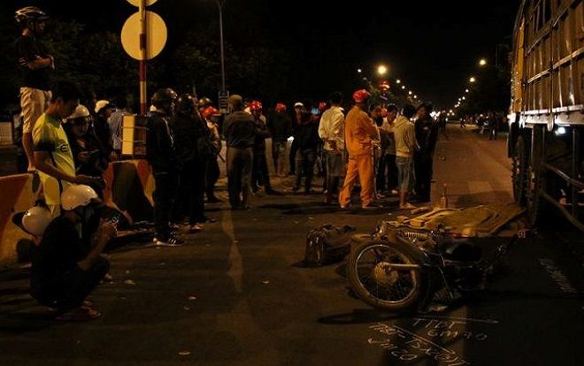 Ngã ra đường sau va chạm, người đàn ông bị ô tô tải lao tới cán tử vong