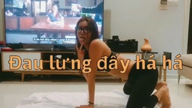 Trề môi 'đá xéo' Angela Phương Trinh tập thể dục buồn cười, Minh Tú trổ tài điêu luyện