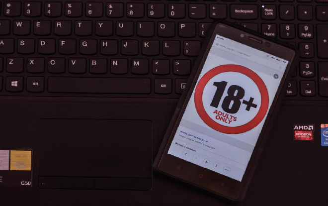 Bố nhẫn tâm chặt tay con trai vì… nghiện phim khiêu dâm