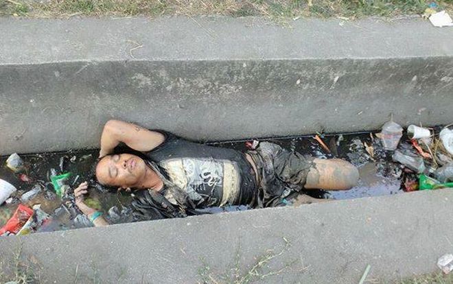 Say xỉn rồi ngủ quên dưới mương nước thải, người đàn ông tỏ vẻ khó chịu khi được vớt lên