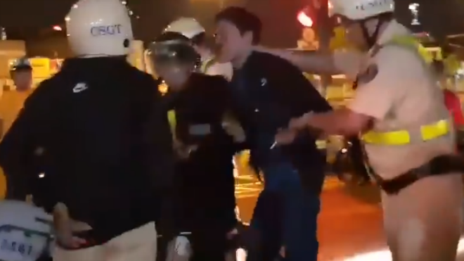 Thanh niên mới ra tù dở trò 'ăn vạ' với CSGT khi bị truy đuổi