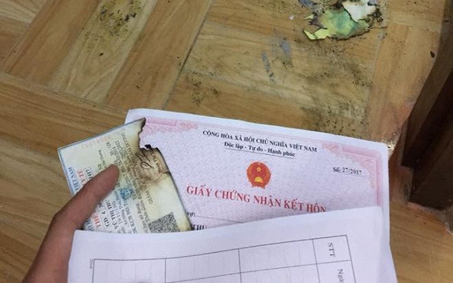 Vợ chồng cãi nhau: Người cố thủ trong phòng, kẻ đem giấy 'đốt nhà'