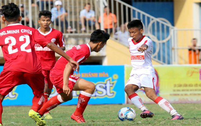 HLV Hoàng Anh Tuấn không hài lòng với phong độ của 'đám trẻ nhà bầu Đức'