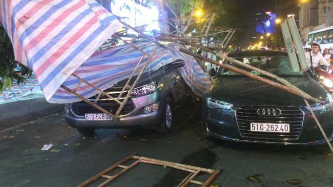Giàn giáo công trình đổ sập đè 2 ô tô, tài xế may mắn thoát chết trong gang tấc