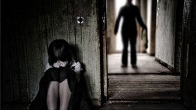 Tạm giữ người hàng xóm nghi thực hiện hành vi đồi bại với cháu bé 6 tuổi