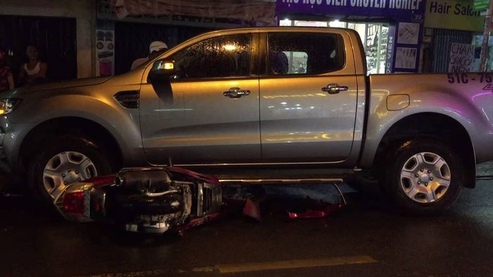 2 mẹ con nguy kịch sau va chạm, bị xe bán tải cuốn vào gầm