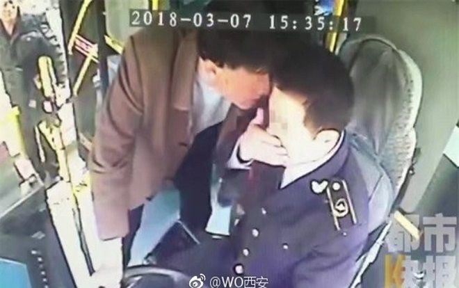 Hành khách 'lầy lội', định quỵt tiền xe buýt lại còn cắn tài xế