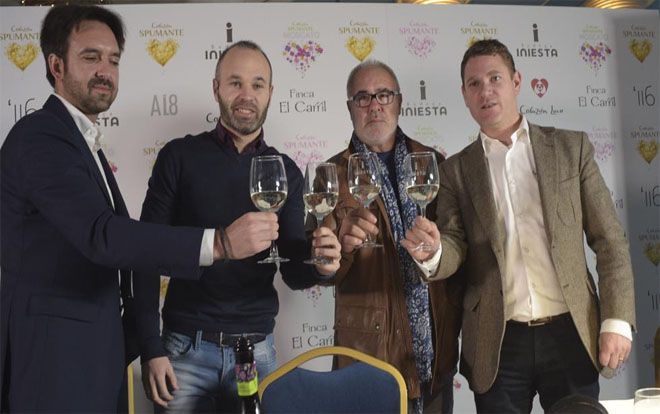 Đại gia Trung Quốc lôi kéo tiền vệ Iniesta bằng chiêu 'dị' chưa từng có