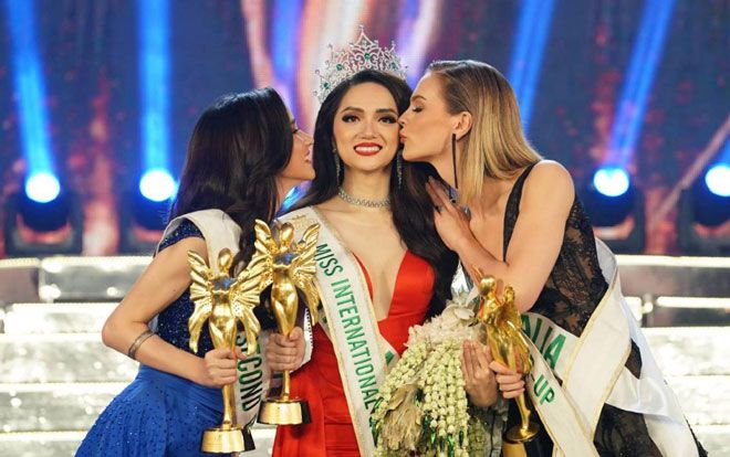 Các tờ báo lớn nhất nhì thế giới đồng loạt đưa tin Hương Giang đăng quang Hoa hậu chuyển giới Quốc tế 2018