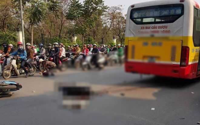 Ngã ra đường sau va chạm, người đàn ông bị xe buýt cán tử vong
