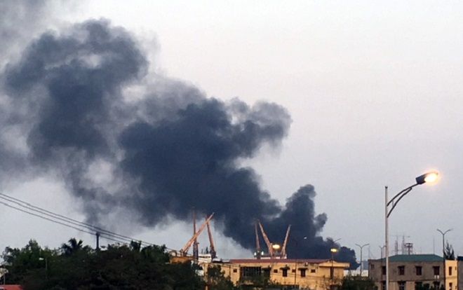 Tàu chở xăng dầu bốc cháy dữ dội tại Cảng Đình Vũ