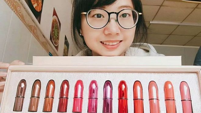 Ganh tỵ không hết với cô gái được tặng nguyên bộ son xịn bởi tất cả các nam sinh trong lớp