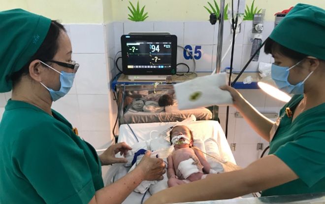 Trên đường chuyển viện, sản phụ sinh bé gái có ruột ngoài ổ bụng