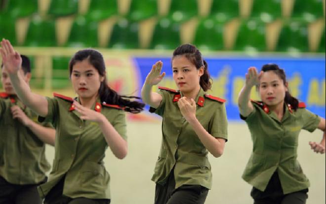 Nữ cảnh sát dùng chiêu đánh vào vùng kín để bắt trùm giang hồ đất Cảng