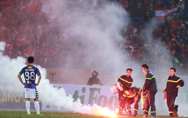 Quang Hải và đồng đội lặng nhìn CĐV Hải Phòng đốt pháo sáng ném xuống sân Hàng Đẫy