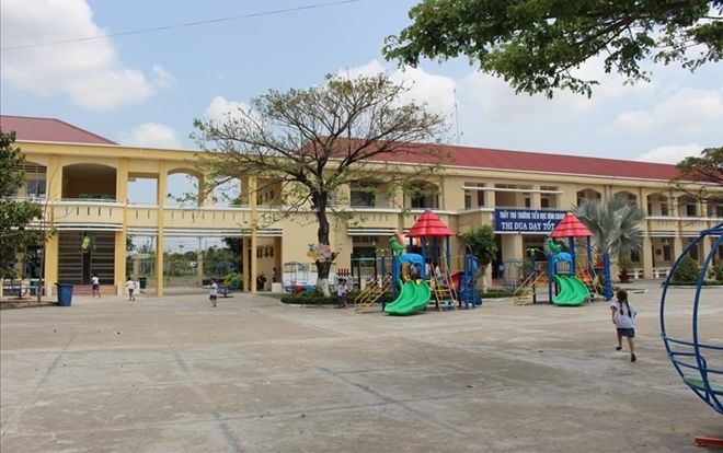 Vụ cô giáo quỳ gối: Cần làm rõ việc hiệu trưởng bỏ đi 'dự giờ' khi giáo viên bị xúc phạm?