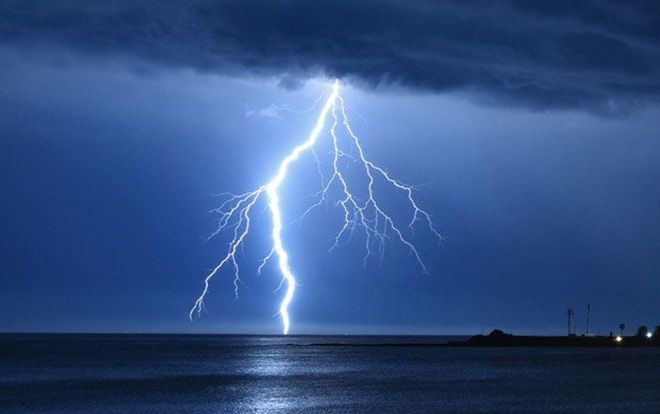 14 người chết ngay lập tức, 140 người bị thương khi sét đánh trúng nhà thờ