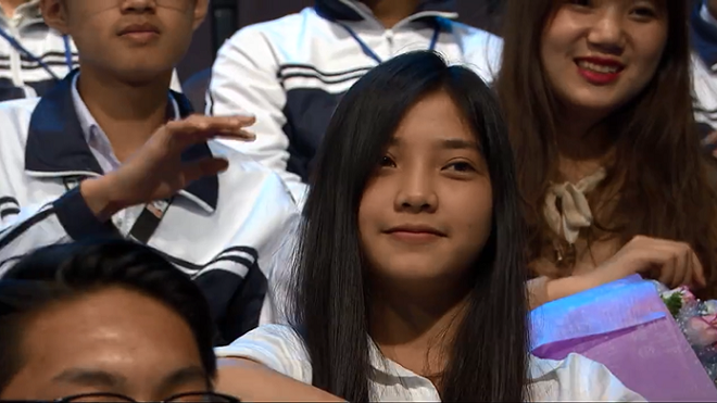 'Đường lên đỉnh Olympia' giờ còn gây ấn tượng bởi cổ động viên nữ xinh đẹp như thế này đây!