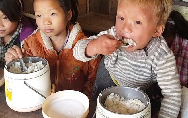 Xót xa cảnh học sinh miền núi bé tí tẹo ăn hết cả âu cơm trắng to đùng mà vẫn đói cồn cào vì thiếu chất