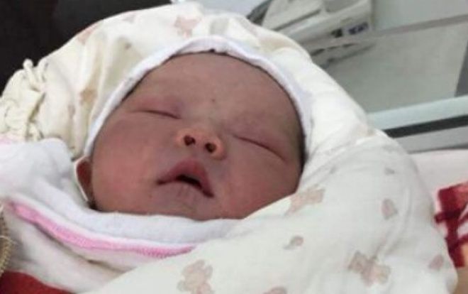 Bé trai còn nguyên dây rốn bị bỏ rơi trong thùng các tông ngay giữa đê