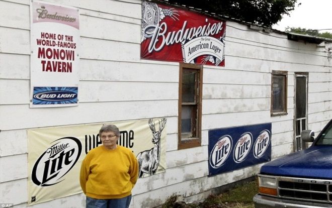 Lạ kỳ thị trấn có một công dân duy nhất, đảm nhận tất tần tật mọi việc trên đời